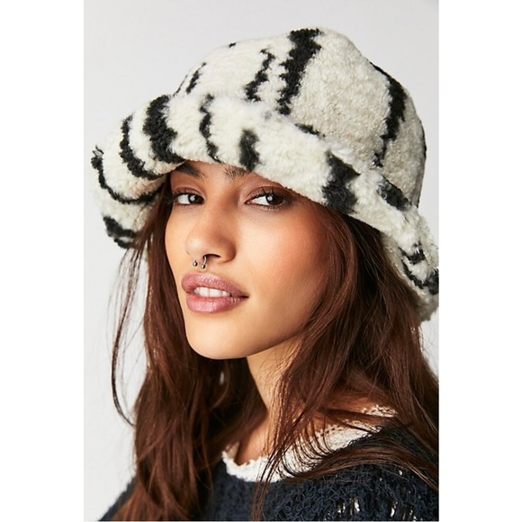 Free People shaggy Sherpa bucket hat - Picture 1 of 5